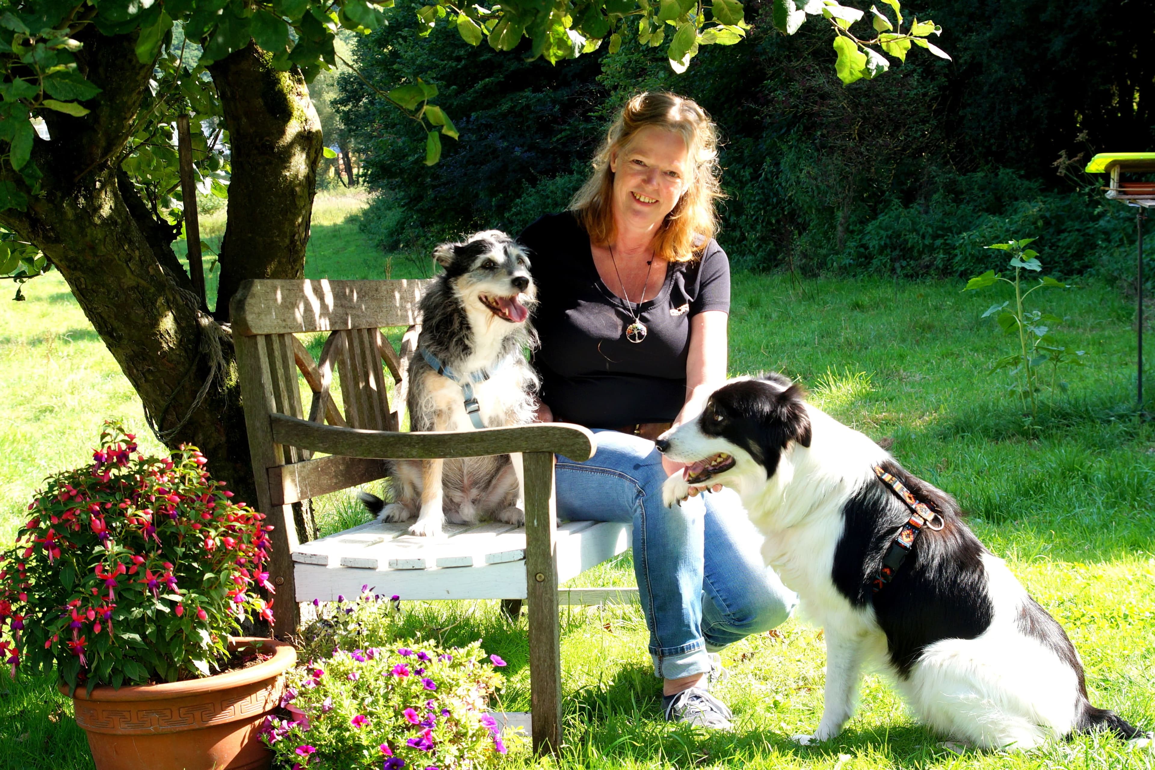 Dorothee Roland-Gelhausen mit zwei Hunden im Garten